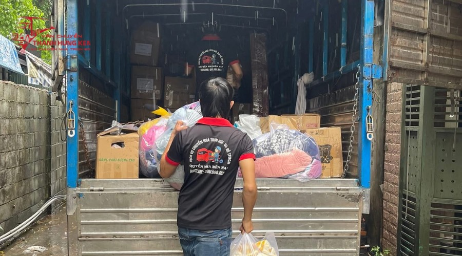 Nhân viên đóng gói và vận chuyển đồ đạc chuyên nghiệp
