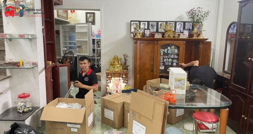 Nhân viên chuyển nhà trọn gói chuyên nghiệp của Chuyển Nhà Miền Nam đang bốc xếp đồ đạc tại TP.HCM